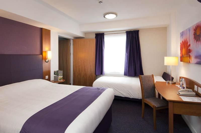 Premier Inn Manchester チードル エクステリア 写真